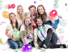 Fotostudio feest van 6 personen met witte shirts en gekleurde verf vlekken op het gezicht en op hun kleding en de omgeving is gevuld met gekleurde ballonen gefotografeerd door fotograaf in de fotostudio Rotterdam  www.marijnissenfotografie.nl