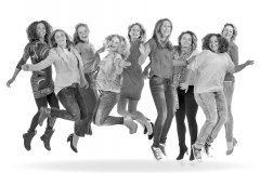 Vrijgezelledag studiofeest met 9 dames die allemaal in de lucht springen gefotografeerd door fotograaf in de fotostudio Rotterdam  www.marijnissenfotografie.nl