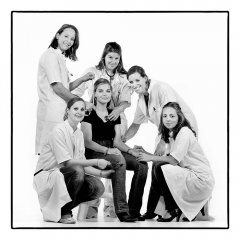 Studie vriendinnen Erasmus universiteit fotoshoot van 6 dames in het midden zit een vriendin als patiënt en erom staan de artsen in dokters jas en stethoscoop haar te onderzoeken gefotografeerd door fotograaf in de fotostudio Rotterdam  www.marijnissenfotografie.nl